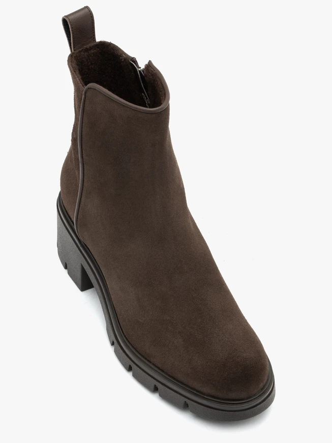 Dunkelbraune Stiefel mit dickerer Sohle