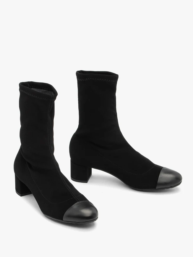 Schwarze Stiefel mit lackierter Zehe