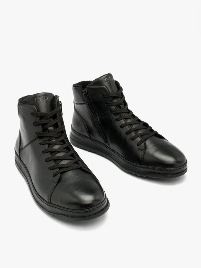 Schwarze Herrenstiefel mit leichter Sohle