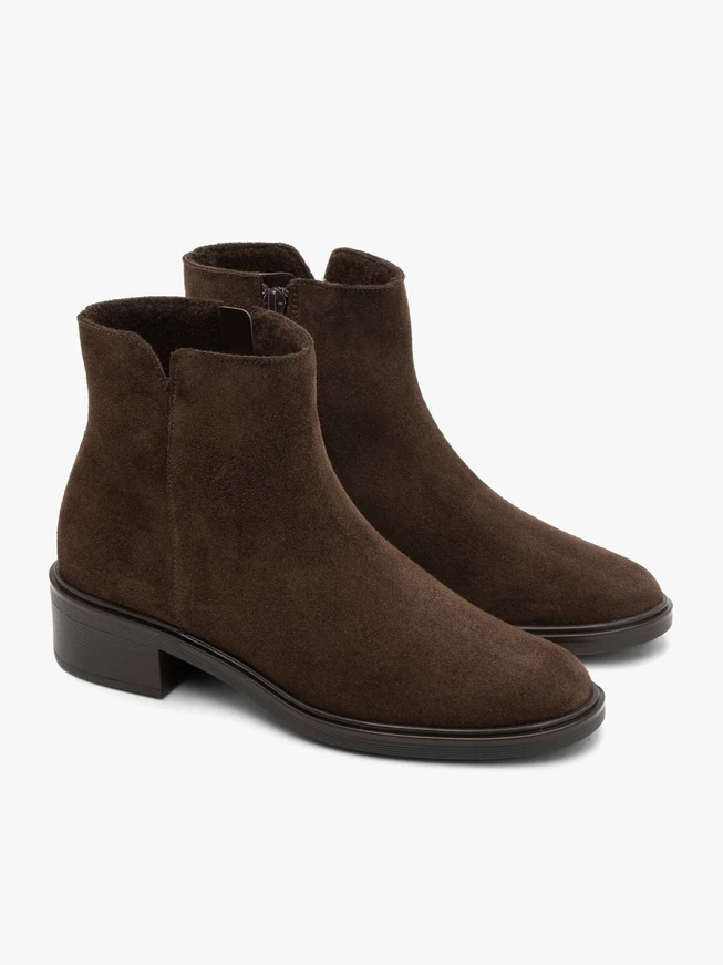 Dunkelbraune Stiefel mit Absatz aus Veloursleder