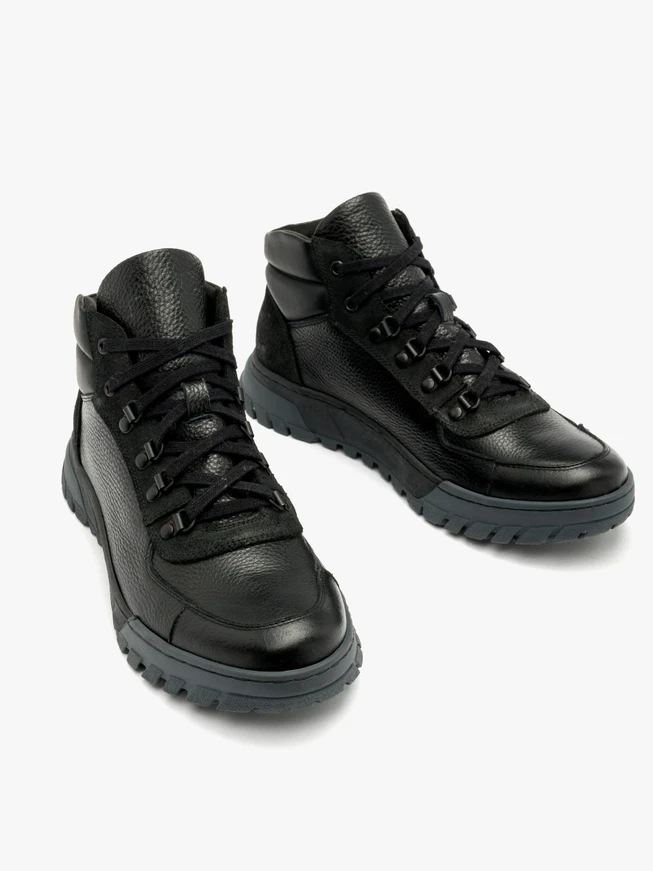 Schwarze Herren-Turnschuhe mit zweifarbiger Sohle