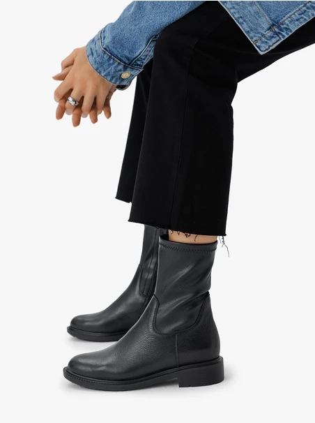 Schwarzer höherer Stiefel mit elastischem Schaft