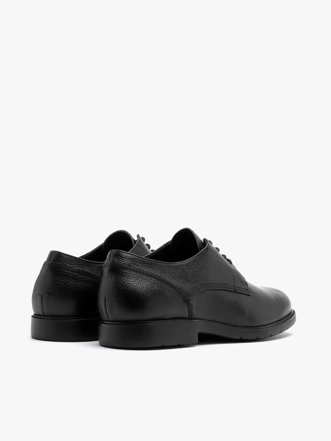 Black lightweight men’s shoe