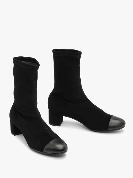 Schwarze Stiefel mit lackierter Zehe