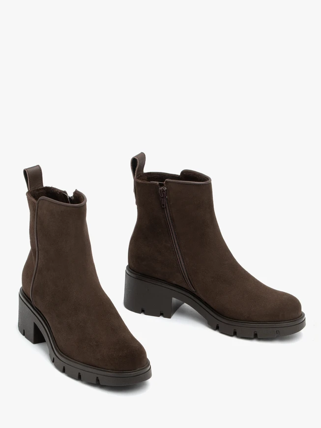 Dunkelbraune Stiefel mit dickerem Boden