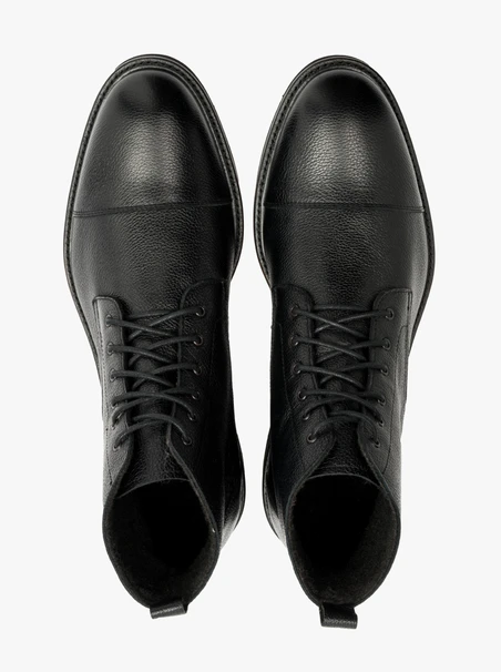 Schwarze Herrenstiefel mit leichter Sohle