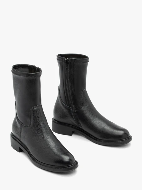 Schwarzer höherer Stiefel mit elastischem Schaft