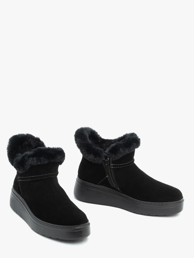 Schwarze Schneestiefel mit Fell