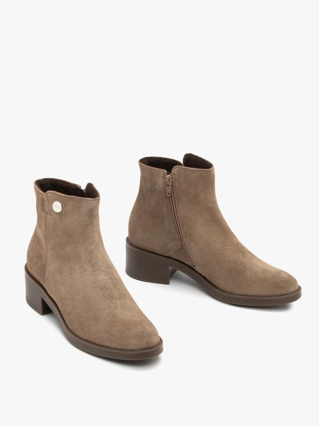 Graubeige isolierte Stiefel
