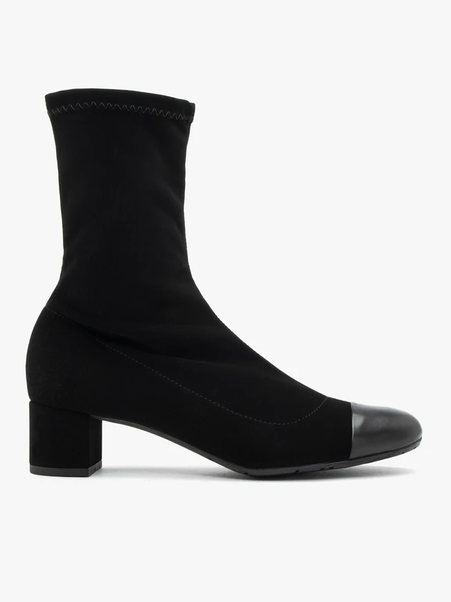 Schwarze Stiefel mit lackierter Zehe