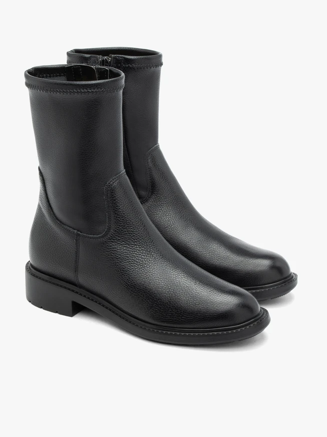 Black boots with R.FLY sole