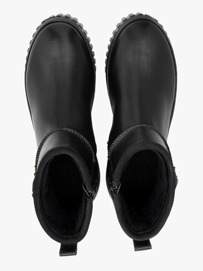 Black short leather snow boots