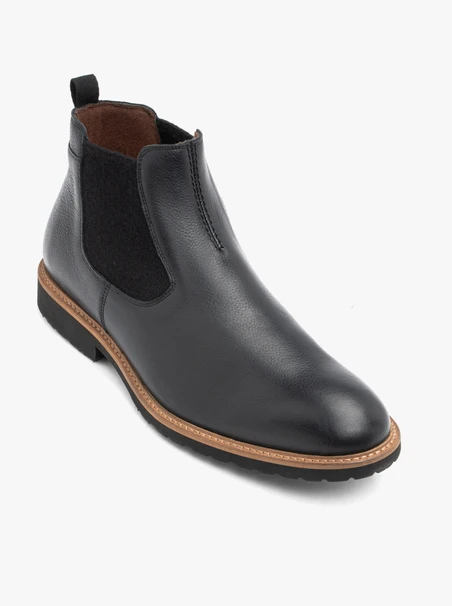 Black men’s Chelsea boots with decorative sole