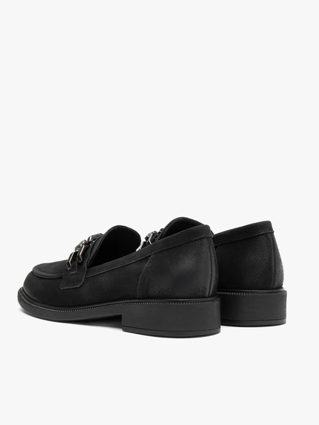 Schwarze elegante Mokassins mit Kette