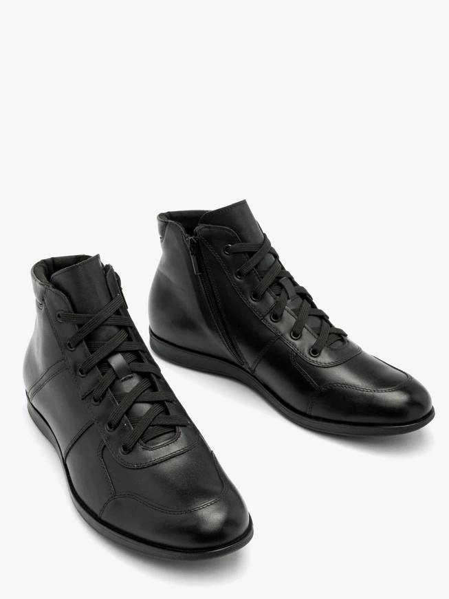 Schwarzer Herrensneaker