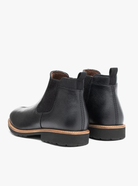 Black men’s Chelsea boots with decorative sole