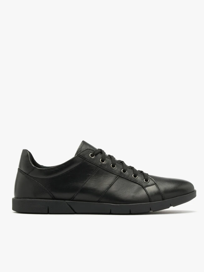 Schwarze halbe Sportschuhe