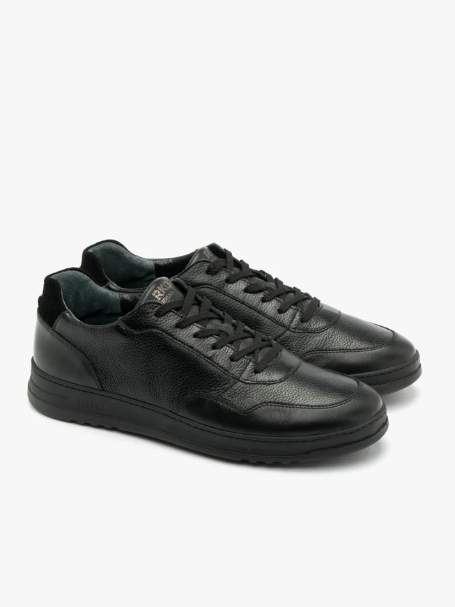 Schwarze halbe Sportschuhe