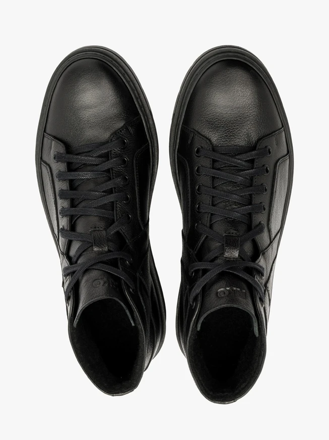 Schwarze Stiefel auf leichter Basis