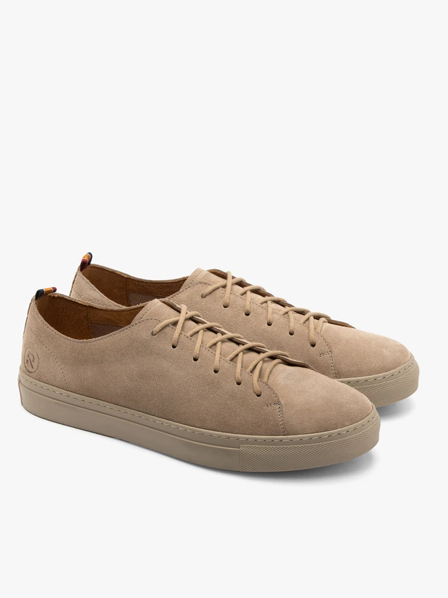 Graue Sportschuhe