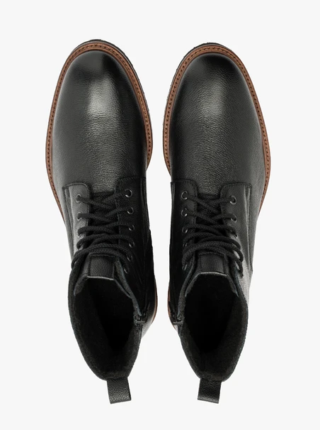 Schwarze Herren-Turnschuhe mit einem dekorativen Saum an der Unterseite
