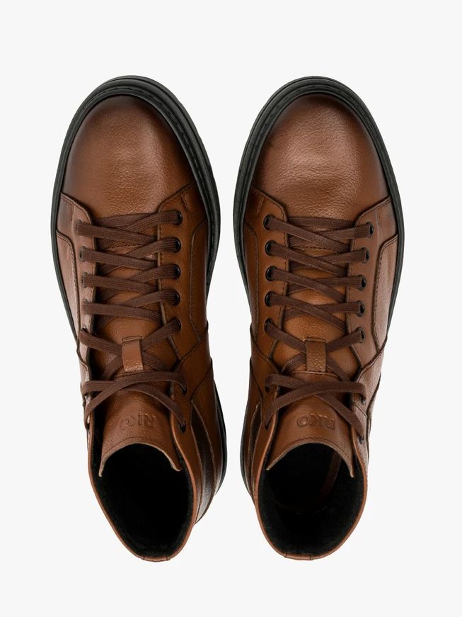 Braune Stiefel auf leichter Basis