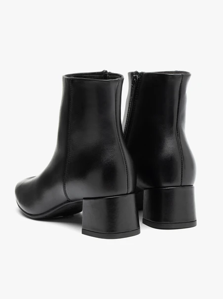 Schwarz genarbte Lederstiefel