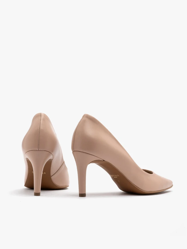 Klassische Pumps mit beigem Absatz