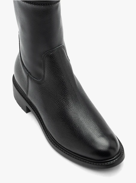 Schwarzer höherer Stiefel mit elastischem Schaft