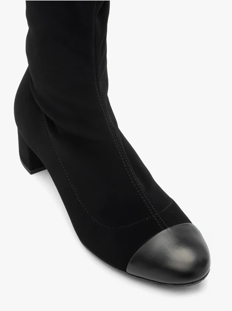 Schwarze Stiefel mit lackierter Zehe