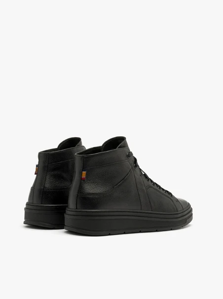 Schwarze Stiefel auf leichter Basis