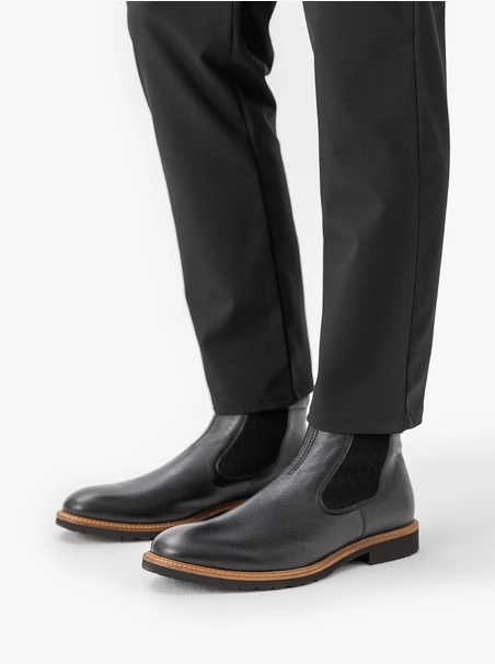 Black men’s Chelsea boots with decorative sole