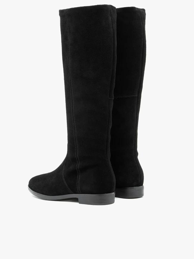 Flache Stiefel aus schwarzem Veloursleder