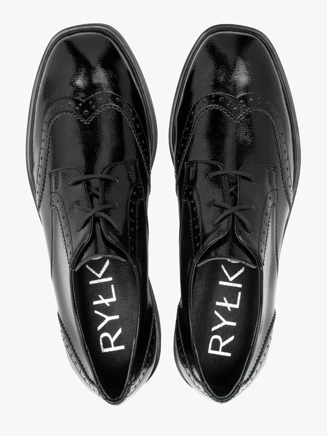 Schwarz lackierte Halbschuhe