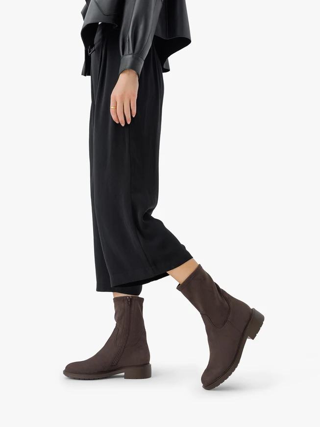 Brauner höherer Stiefel mit elastischem Schaft
