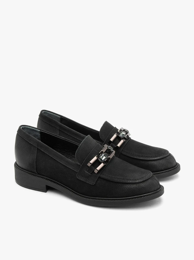 Schwarze elegante Mokassins mit Kette
