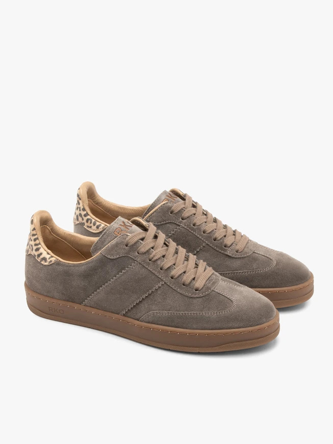 Graue Sporthalbschuhe