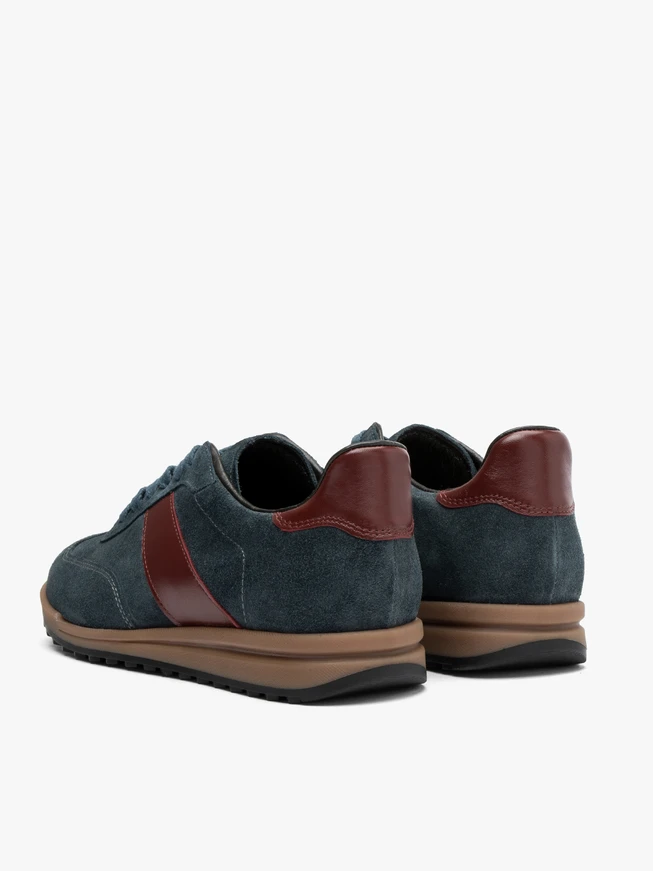 Marineblaue Sportschuhe mit burgunderroten Elementen