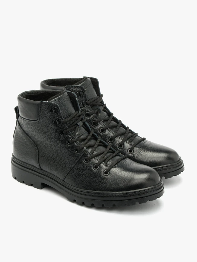 Schwarze Herrenstiefel mit leichter Sohle