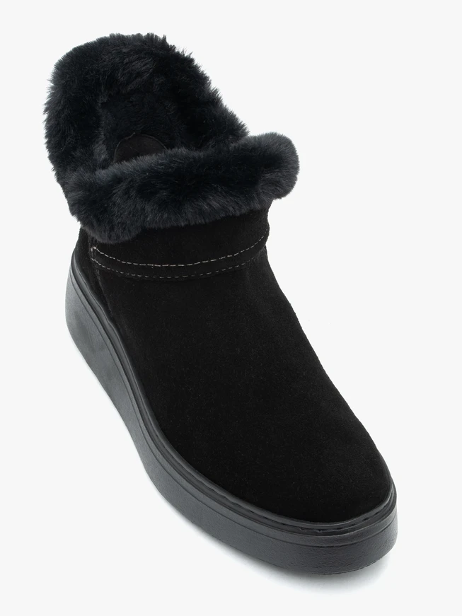 Schwarze Schneestiefel mit Fell