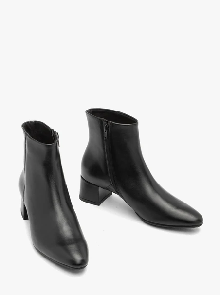 Schwarz genarbte Lederstiefel