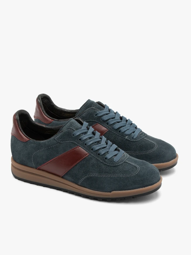 Marineblaue Sportschuhe mit burgunderroten Elementen