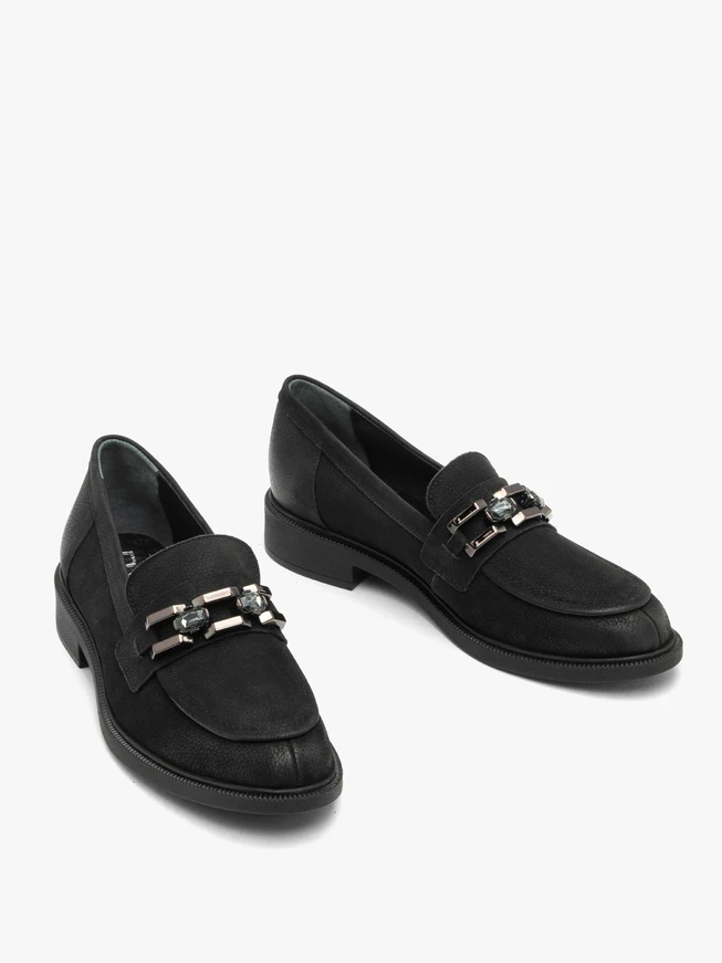 Schwarze elegante Mokassins mit Kette
