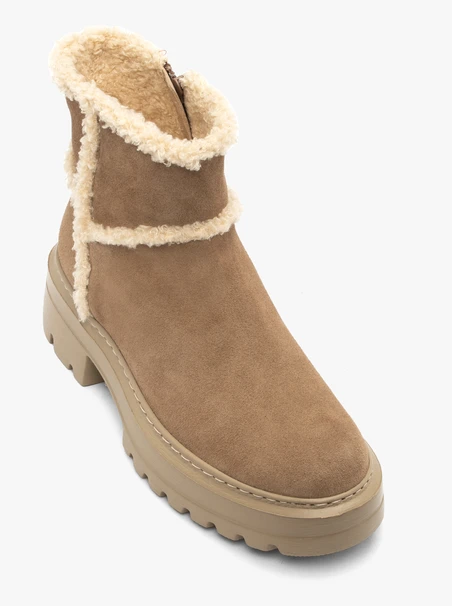 Women’s beige fur snow boots