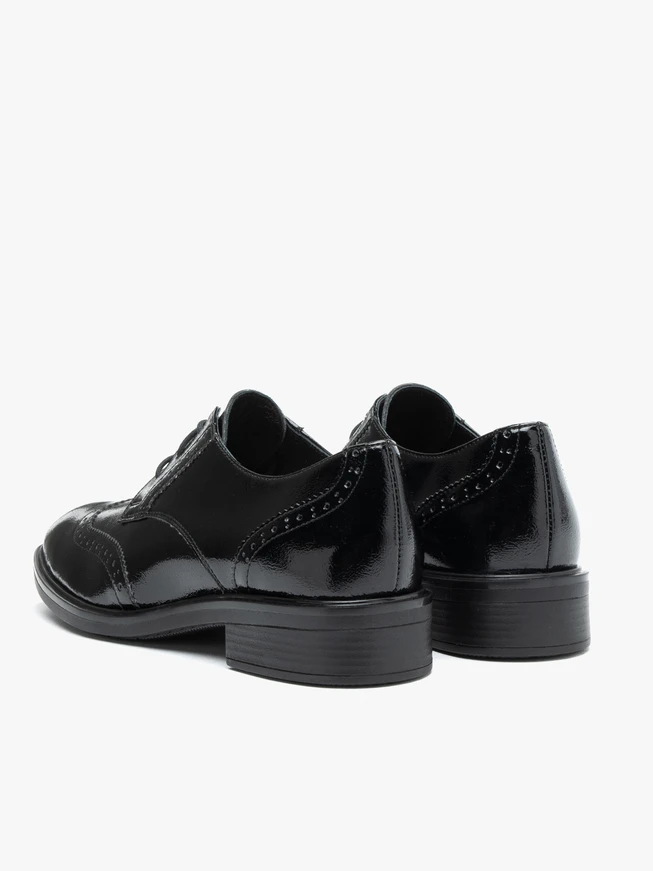 Schwarz lackierte Halbschuhe