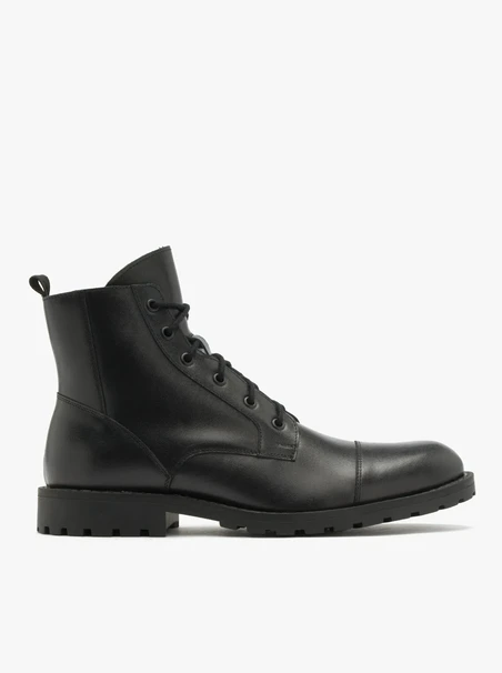 Schwarze Stiefel mit Ziernähten