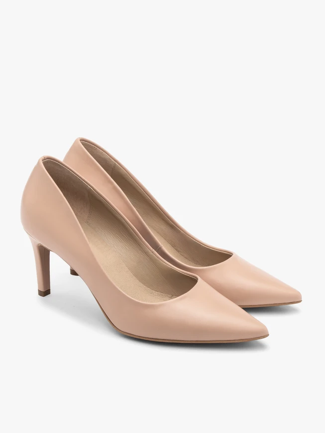Klassische Pumps mit beigem Absatz