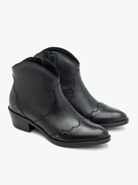 Schwarze kurze Cowboystiefel mit Nieten
