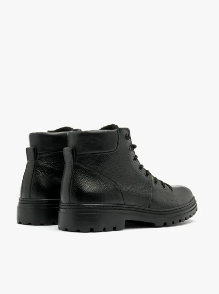 Black men’s boot with lightweight sole
