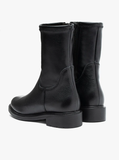 Schwarzer höherer Stiefel mit elastischem Schaft